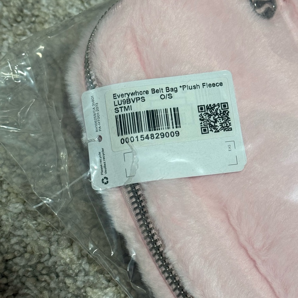 NWT Lululemon Plush Fleece Everywhere Belt Bag 1L in Strawberry Milkshake Pink - Picture 10 of 11